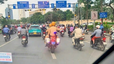 CSGT dùng xe chuyên dụng mở đường đưa cháu bé đi cấp cứu 
