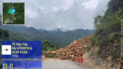 Sạt lở trên Quốc lộ 4G, giao thông tê liệt cục bộ ở Sơn La
