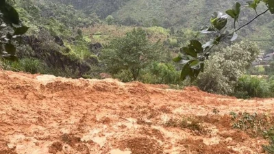 Sạt lở đất vùi lấp ngôi nhà khiến 4 người mất tích ở Tuyên Quang