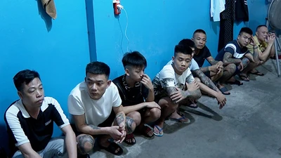 Phá đường dây ép các cô gái làm nhân viên tại quán Karaoke