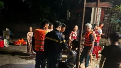 Lật xuồng cứu hộ, 7 cán bộ được cứu an toàn ở Lạng Sơn
