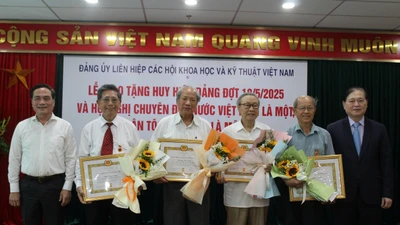 Chủ tịch và Phó Chủ tịch Liên hiệp Hội Việt Nam trao huy hiệu cho các đảng viên.