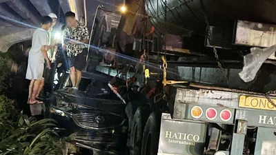 Va chạm xe đầu kéo, ô tô con biến dạng ở Hà Nội 