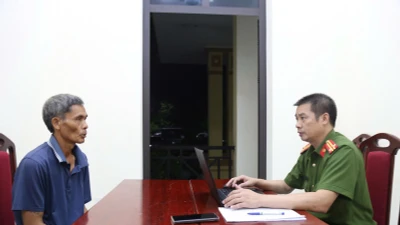 Bắt đối tượng cướp tài sản của cụ bà giữa cánh đồng