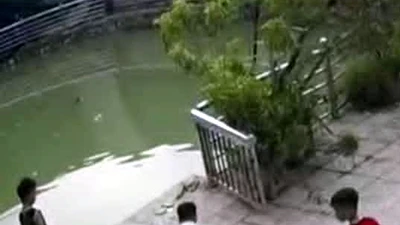 Ra gần giếng làng để chơi, 2 anh em ruột bị đuối nước tử vong