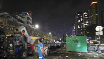 Hà Nội yêu cầu xử lý vụ xe ép rác công nghệ cao "đắp chiếu"