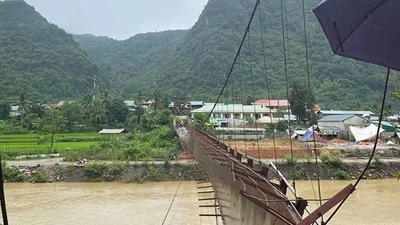 Đứt cáp cầu treo ở Điện Biên, ô tô chở 3 người rơi xuống sông 