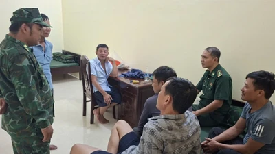 Cứu hộ 10 ngư dân gặp nạn trên biển ở Quảng Ninh