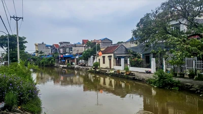 Mẹ ôm con hơn 5 tháng tuổi nghi nhảy xuống sông tự tử