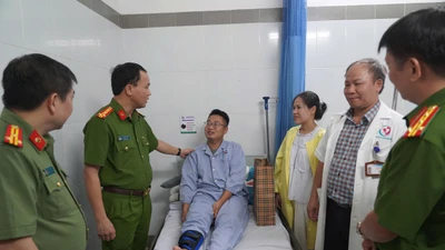 Thượng úy Cảnh sat cơ động bị đẩy ngã phải nhập viện