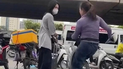 Phạt 2,5 triệu đồng người bán trà đá đuổi cô gái đứng chờ xe