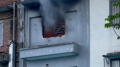 Sau tiếng nổ lớn, căn nhà bốc cháy khiến 2 người tử vong