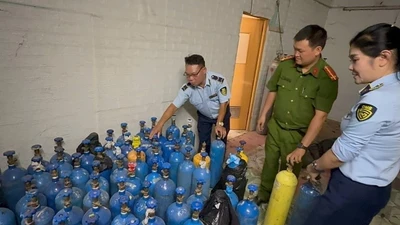 Phát hiện hàng trăm bình khí cười không rõ nguồn gốc ở Hà Nội