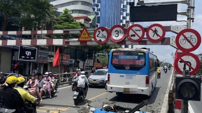 Tài xế điều khiển xe khách đi lên cầu vượt Tây Sơn nhận kết đắng