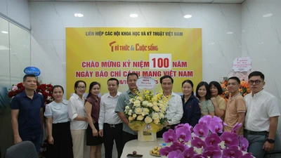 Phó Chủ tịch VUSTA Phạm Ngọc Linh chúc mừng Báo Tri thức và Cuộc sống