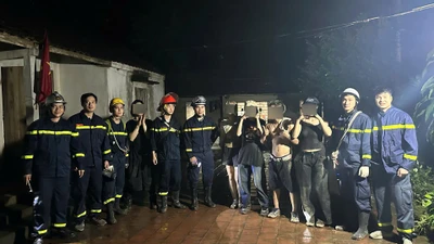 Giải cứu 5 người mắc kẹt trên đỉnh núi Hàm Lợn