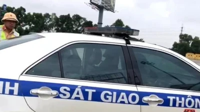 CSGT dùng xe đặc dụng chở cháu bé bị co giật đi cấp cứu