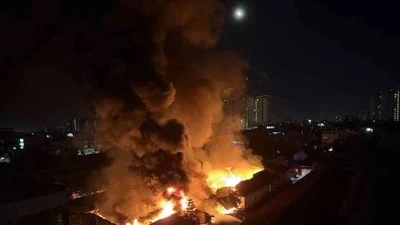 Cháy xưởng tinh dầu ở Hà Nội, cột khói cao kèm tiếng nổ lớn