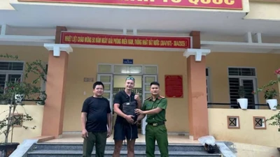 Người dân giúp du khách người Anh tìm lại tài sản thất lạc 