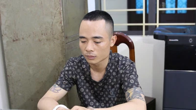 Bắt đối tượng giả vờ mua vàng rồi cướp giật lấy tiền trả nợ