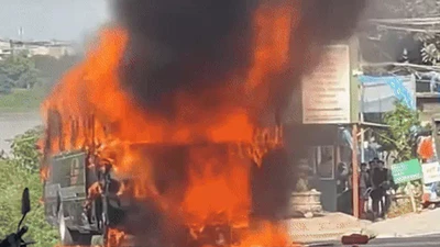 Ô tô khách 24 chỗ bất ngờ bốc cháy dữ dội trên phố Hà Nội
