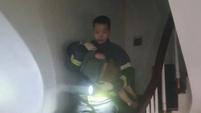 Cháy nhà 5 tầng trong ngõ, cảnh sát hướng dẫn 7 người thoát nạn