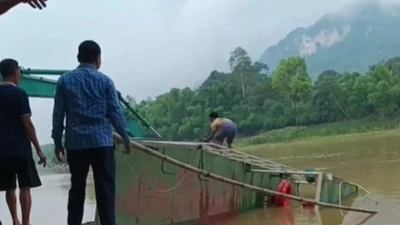 Đò chở học sinh bị lật trên sông Mã ở Thanh Hóa
