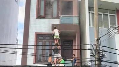 Cháy nhà 5 tầng, 4 người được hàng xóm giải cứu ở Hà Nội