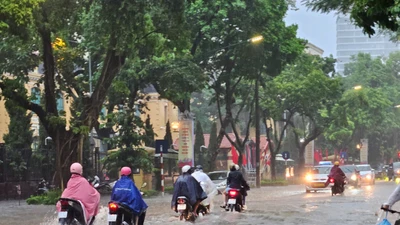 Khu vực đường Trần Hưng Đạo (quận Hoàn Kiếm) ngập nặng, nước ngập lút bánh xe.
