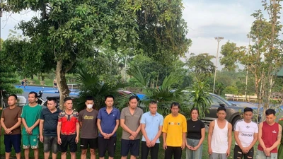 Phát hiện 11 đối tượng đang sát phạt nhau dưới hình thức chơi liêng và ba cây