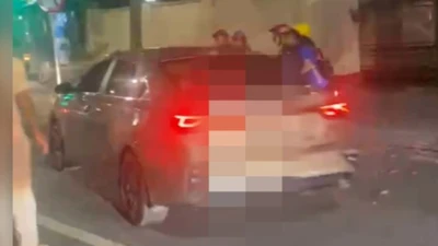 Ô tô va chạm với xe máy rồi bỏ chạy ở Hà Nội