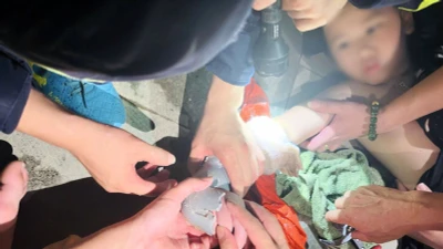 Giải cứu bé trai bị kẹt tay trong ống thoát nước tại bể bơi
