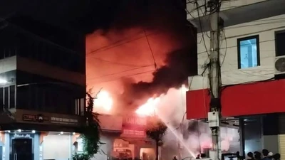 Cháy lớn tại cửa hàng phụ tùng xe máy điện ở Bắc Giang