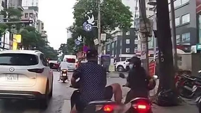 Xử phạt tài xế húc xe máy chờ đèn đỏ, dọa đạp nữ quân nhân ở Hà Nội
