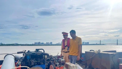 Vạch trần thủ đoạn hút trộm cát tinh vi trên sông Hồng