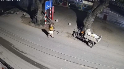 Người dân truy đuổi kẻ nghi trộm xe công nông ở Hà Nội
