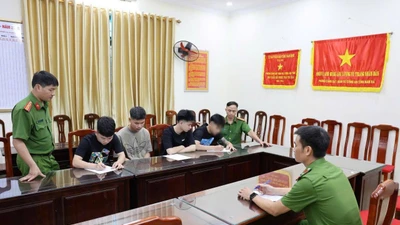 Bắt nhóm đối tượng ném gạch vào một người đi đường để dương oai