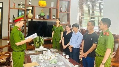 Khởi tố nữ chủ xưởng sản xuất hàng loạt đồ ăn vặt giả
