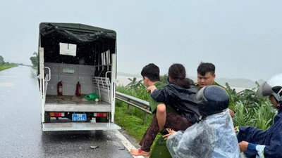 Cứu người phụ nữ nằm bất động ven đường trong mưa lớn