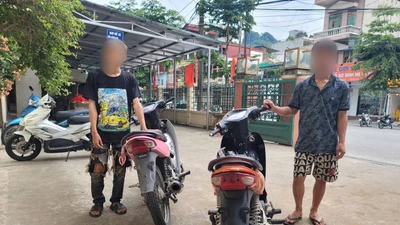 Nhóm thanh niên "bốc đầu" xe máy quay video đăng lên mạng ở Tuyên Quang