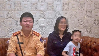 CSGT tìm người thân cho bé trai đi lạc ở bến xe Mỹ Đình