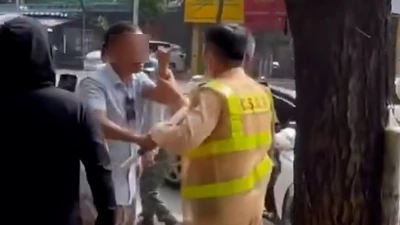 Bị dừng xe vì vượt đèn đỏ, người đàn ông đấm CSGT