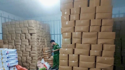 Phát hiện 29 tấn thực phẩm không rõ nguồn gốc ở Hà Giang