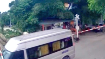 Danh tính tài xế xe khách vượt ẩu làm gãy barie chắn tàu