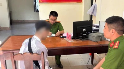 Cứu nam thanh niên ngã từ cầu Việt Trì xuống sông Lô