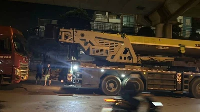 Xử phạt tài xế làm rơi nhà lắp ghép xuống đường ở Hà Nội