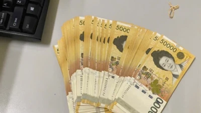 Nữ hành khách vui mừng nhận lại 5 triệu Won bị bỏ quên