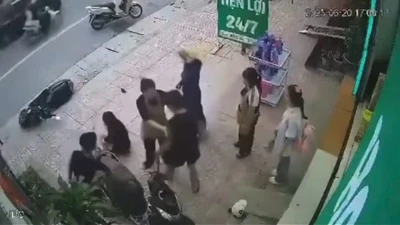 Bắt đối tượng túm cổ áo, quật ngã và hành hung 2 cô gái