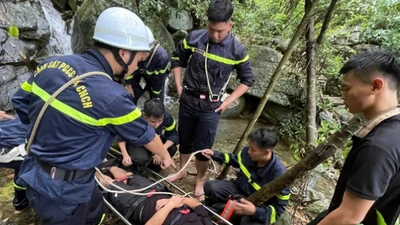 Kịp thời cứu hộ nam thanh niên leo núi Hàm Lợn bị ngã