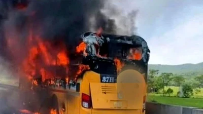 Xe khách cháy ngùn ngụt trên cao tốc Mai Sơn - Quốc lộ 45